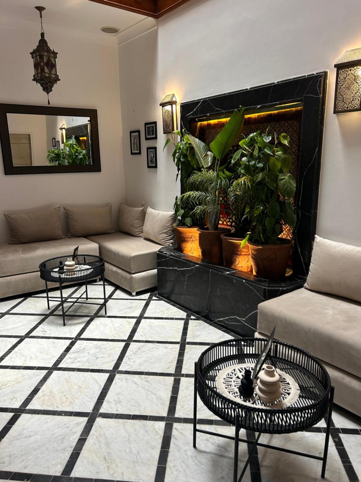 Riad Amazing Amazigh Avec Jacuzzi Petit Dejeuner Compris Avec Aussi Chambres Familiales Pres De La Place Jemaa El Fna Marrakesh Eksteriør billede