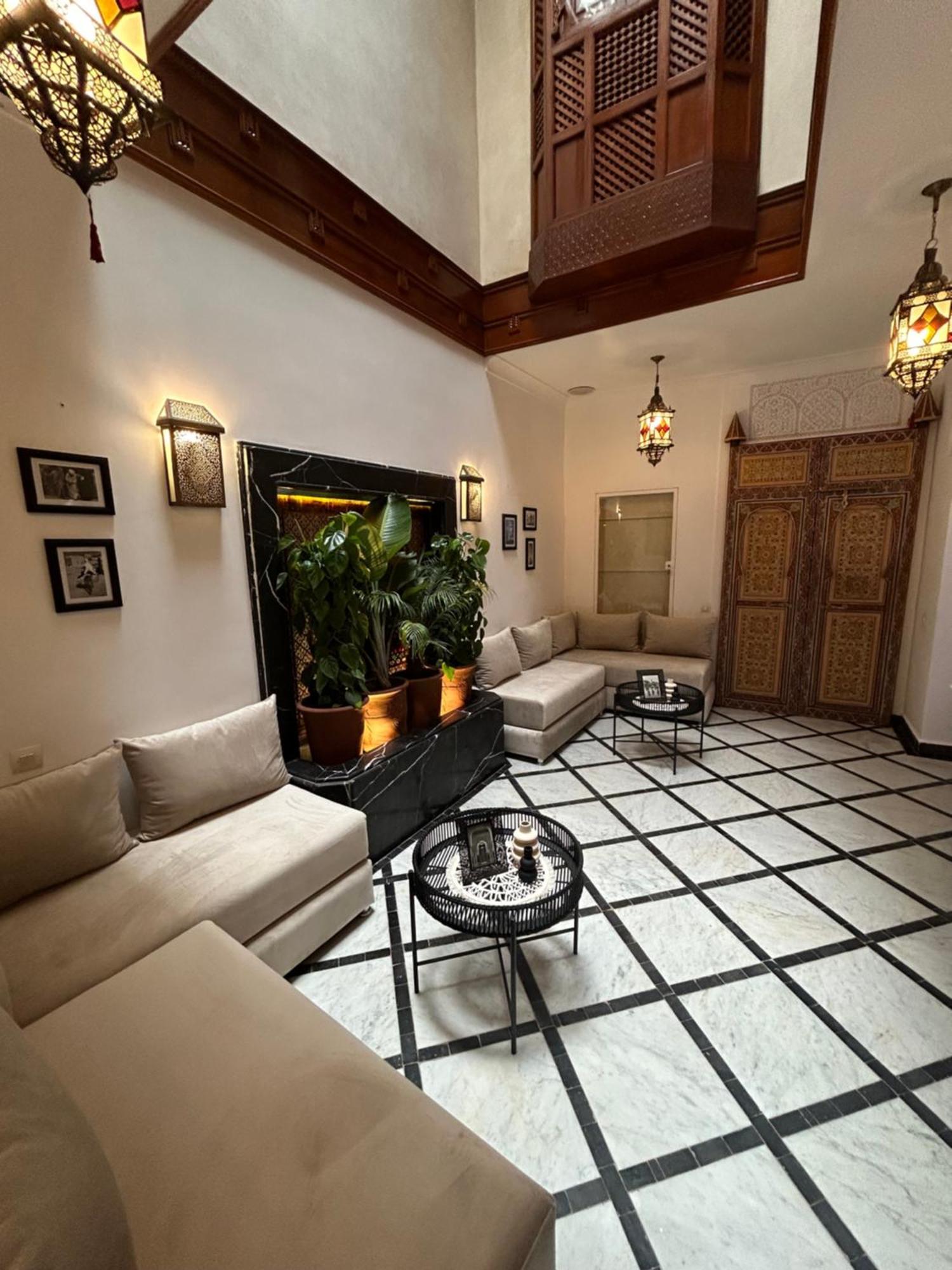 Riad Amazing Amazigh Avec Jacuzzi Petit Dejeuner Compris Avec Aussi Chambres Familiales Pres De La Place Jemaa El Fna Marrakesh Eksteriør billede