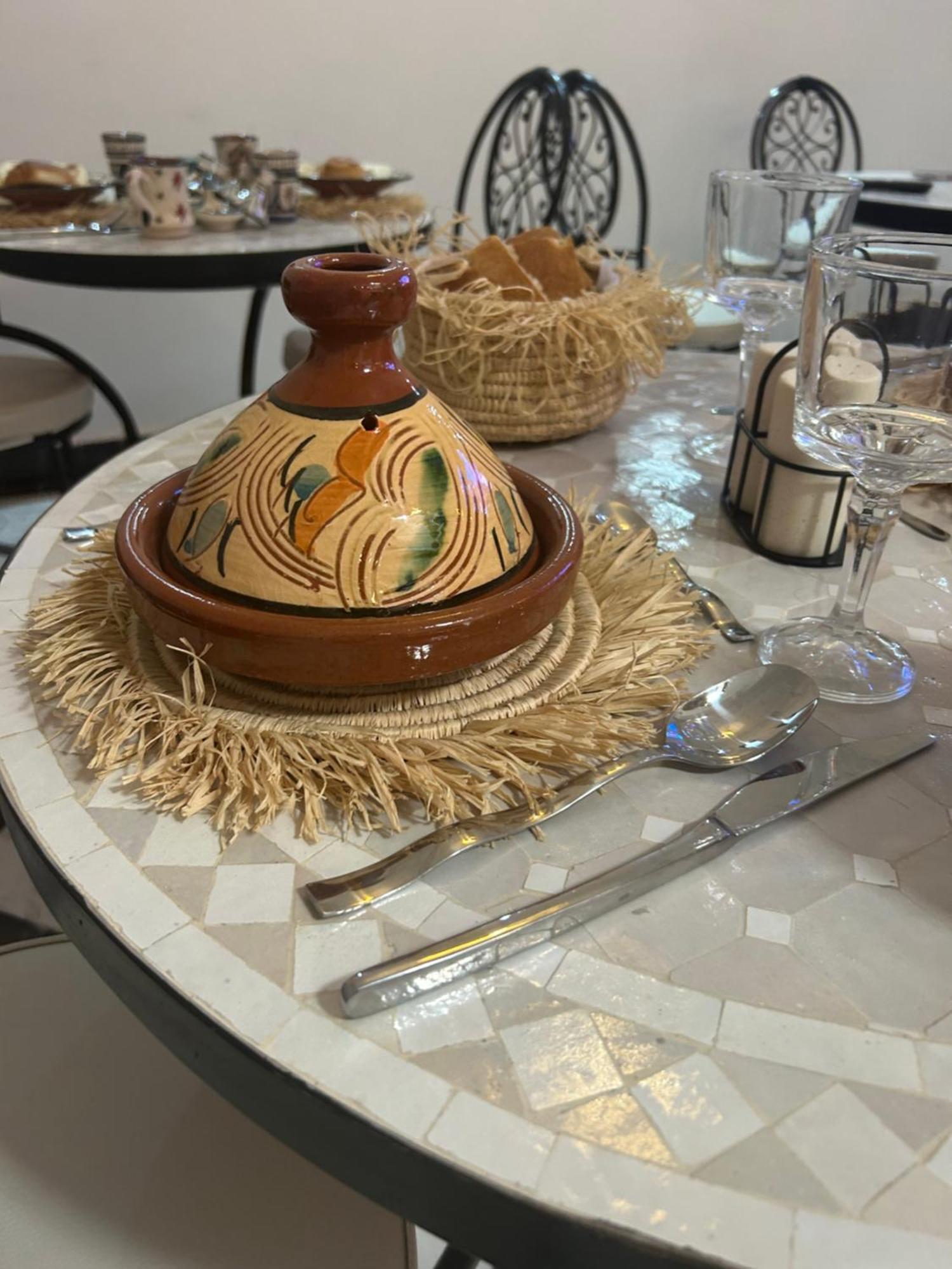 Riad Amazing Amazigh Avec Jacuzzi Petit Dejeuner Compris Avec Aussi Chambres Familiales Pres De La Place Jemaa El Fna Marrakesh Eksteriør billede