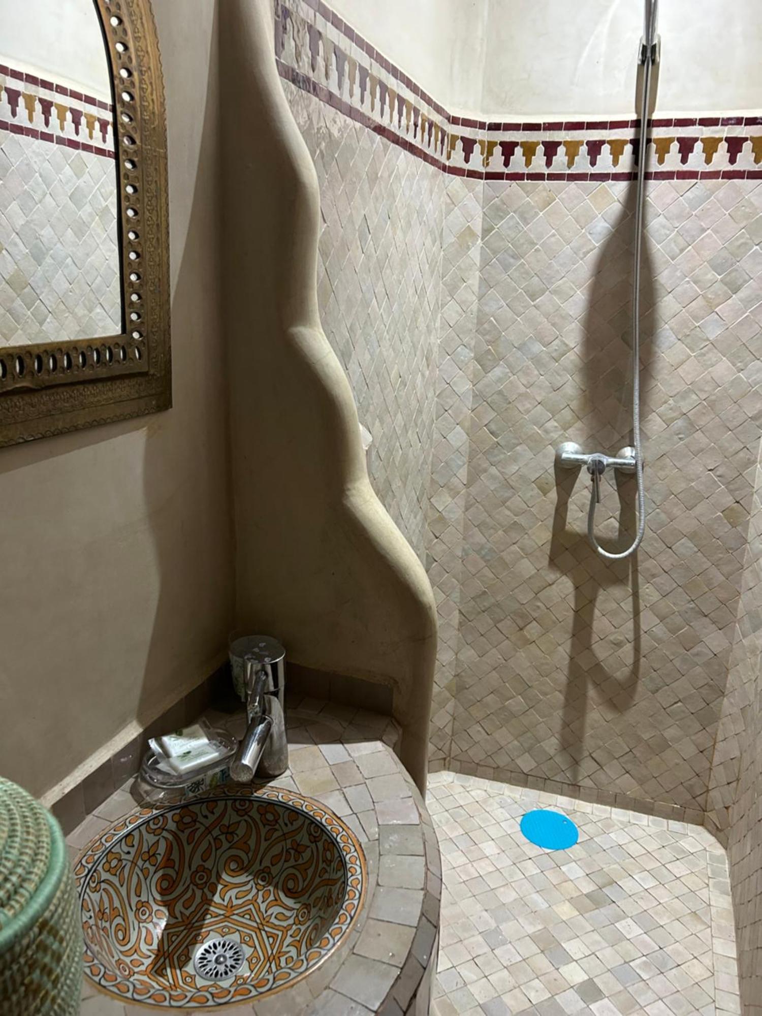 Riad Amazing Amazigh Avec Jacuzzi Petit Dejeuner Compris Avec Aussi Chambres Familiales Pres De La Place Jemaa El Fna Marrakesh Eksteriør billede