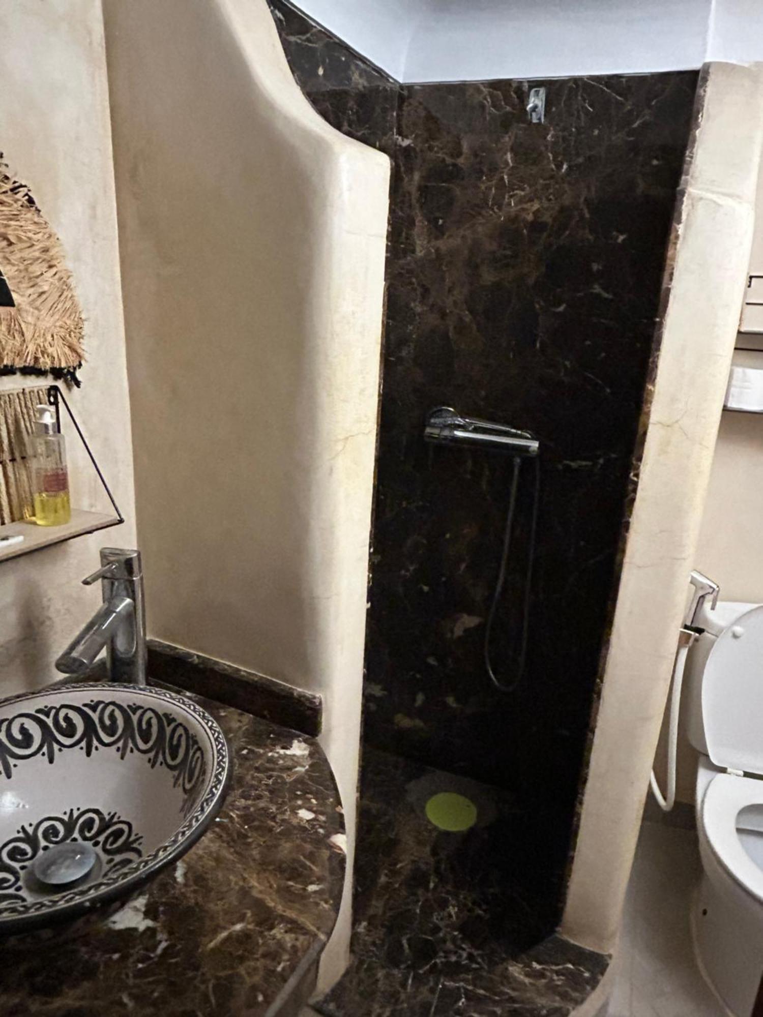 Riad Amazing Amazigh Avec Jacuzzi Petit Dejeuner Compris Avec Aussi Chambres Familiales Pres De La Place Jemaa El Fna Marrakesh Eksteriør billede
