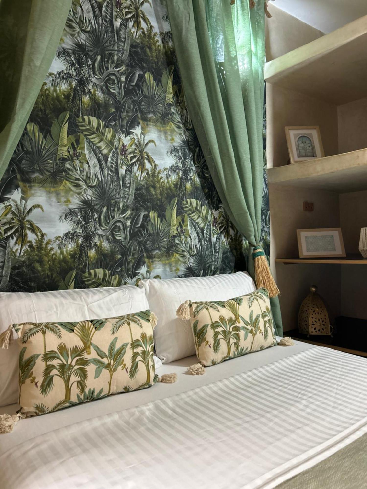 Riad Amazing Amazigh Avec Jacuzzi Petit Dejeuner Compris Avec Aussi Chambres Familiales Pres De La Place Jemaa El Fna Marrakesh Eksteriør billede